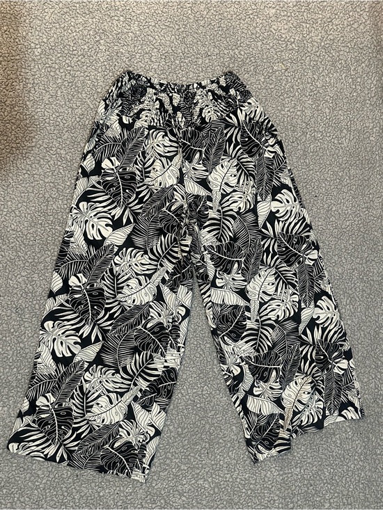 Tahari Pants - Tahari Women’s Size S Black White Tropical Leaf Print Wide Leg Crop Pants Elasti
